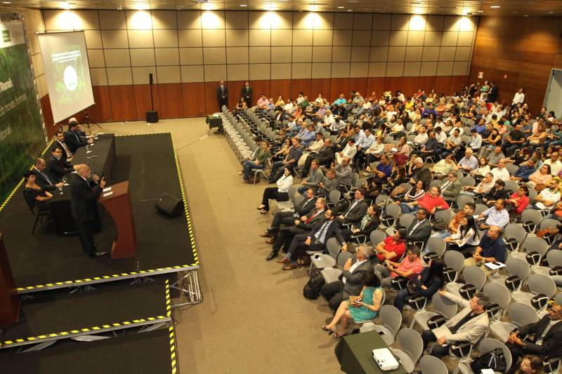 O governador Simão Jatene (foto) participou na manhã desta terça-feira, 27, da abertura do Seminário “Cadastro Ambiental Rural (CAR) 10 Anos: Avanços e Perspectivas”, promovido pela Secretaria de Meio Ambiente e Sustentabilidade (Semas), no Hangar – Centro de Convenções e Feiras da Amazônia. 

FOTO: CRISTINO MARTINS / AG. PARÁ
DATA: 27.11.2018
BELÉM - PARÁ <div class='credito_fotos'>Foto: Cristino Martins/Ag. Pará   |   <a href='/midias/2018/originais/ad3043ad-03a8-4cd1-aff4-977afbaf9913.jpg' download><i class='fa-solid fa-download'></i> Download</a></div>