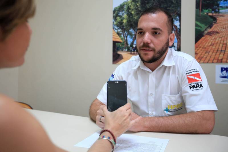 Começou nesta segunda-feira (18), a quinta turma do curso de Cuidador de Idosos, ofertado pelo Hospital Público Estadual Galileu (HPEG), em Belém. O curso é totalmente gratuito e voltado para pessoas de baixa renda, que buscam especialização no cuidado com a pessoa idosa. Na foto, o supervisor de atendimento e sustentabilidade do hospital, Sandro Mendes.
FOTO: MÁCIO FERREIRA / AG. PARÁ
DATA: 19.06.2018
BELÉM - PARÁ <div class='credito_fotos'>Foto: MÁCIO FERREIRA/ AG. PARÁ | <a href='/midias/2018/originais/ad3c0be9-92a5-4def-ae83-a250ce432e53.jpg' download><i class='fa-solid fa-download'></i> Download</a></div>