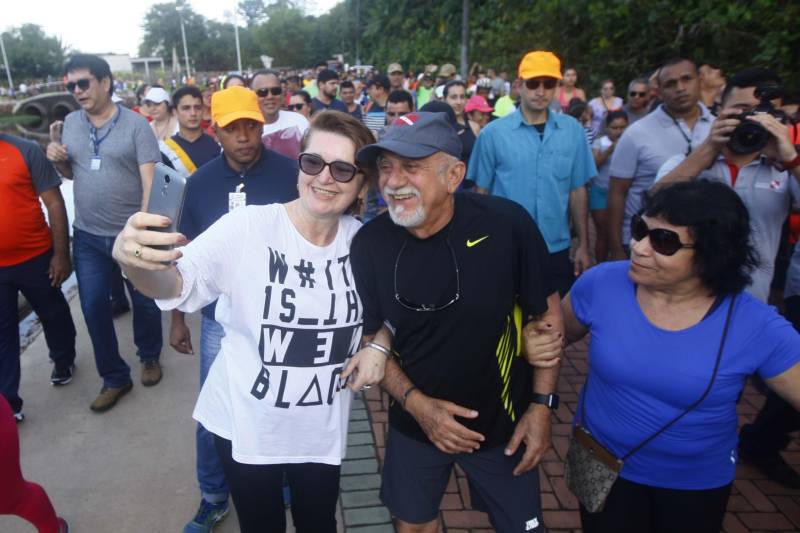 Uma reabertura feita a milhares de mãos. A fita inaugural colocada no inicio da trilha principal do Parque do Utinga foi rompida por mais de cinco mil pessoas ansiosas pelo inicio da caminhada, marcando o segundo dia da programação de reabertura do mais novo espaço paraense de lazer e interatividade com a natureza. Misturado aos populares, o governador Simão Jatene andou os quatro quilômetros que separam a entrada do parque ao seu ponto final, o Recanto da Volta.
FOTO: THIAGO GOMES / AG. PARÁ
DATA: 17.03.2018
BELÉM - PARÁ <div class='credito_fotos'>Foto: Thiago Gomes /Ag. Pará | <a href='/midias/2018/originais/ad3c8928-b2e4-4dee-b78a-632f3b2e9054.jpg' download><i class='fa-solid fa-download'></i> Download</a></div>