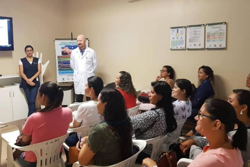 A equipe multiprofissional do Hospital Regional Público do Leste (HRPL), em Paragominas, no nordeste paraense, promoverá mais um módulo da “Capacitação de Enfermeiros e Técnicos de Enfermagem”, dia 28 deste mês.
FOTO: ARQUIVO / ASCOM HRPL
DATA: 22.06.2018
PARAGOMINAS - PARÁ <div class='credito_fotos'>Foto: ASCOM HRPL | <a href='/midias/2018/originais/ad478c8d-2946-4da7-a343-4b5cf70a2bf6.jpg' download><i class='fa-solid fa-download'></i> Download</a></div>
