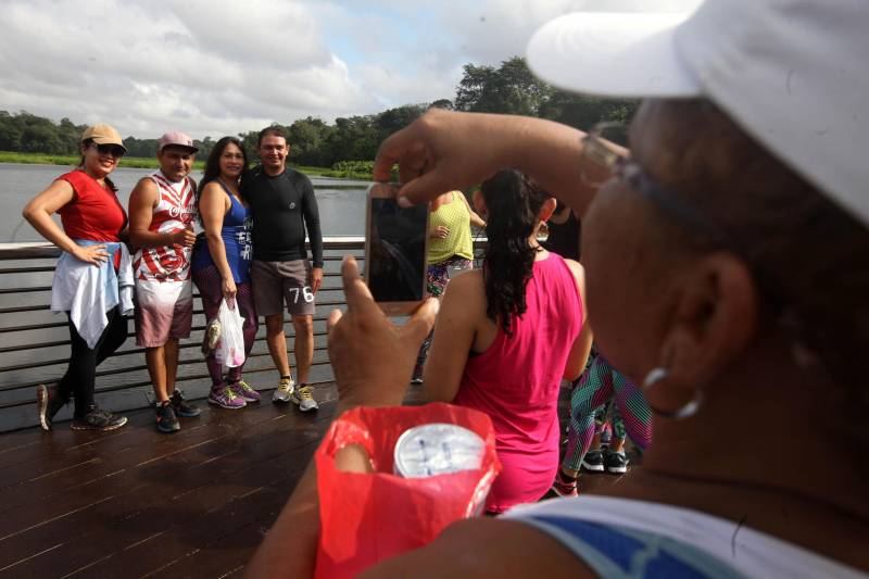 Uma reabertura feita a milhares de mãos. A fita inaugural colocada no inicio da trilha principal do Parque do Utinga foi rompida por mais de cinco mil pessoas ansiosas pelo inicio da caminhada, marcando o segundo dia da programação de reabertura do mais novo espaço paraense de lazer e interatividade com a natureza.
FOTO: SIDNEY OLIVEIRA / AG. PARÁ
DATA: 17.03.2018
BELÉM - PARÁ <div class='credito_fotos'>Foto: Sidney Oliveira/Ag. Pará | <a href='/midias/2018/originais/ad4d7d16-5b12-4163-82f1-e402a26faedd.jpg' download><i class='fa-solid fa-download'></i> Download</a></div>