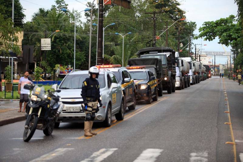 A Secretaria de Estado de Segurança Pública e Defesa Social (Segup) garantiu, em parceria com o Exército Brasileiro, por meio do Comando Militar do Norte, e amparada pelo Decreto número 9.382, de 25 de maio de 2018, o reforço na segurança durante o traslado dos caminhões com combustíveis que saíram do Porto de Miramar para o município de Santa Maria do Pará.
FOTO: THIAGO GOMES / AG. PARÁ
DATA: 29.05.2018
MARITUBA - PARÁ <div class='credito_fotos'>Foto: Thiago Gomes /Ag. Pará | <a href='/midias/2018/originais/ad4feae3-6296-4e2e-9ed9-d0e747509b87.jpg' download><i class='fa-solid fa-download'></i> Download</a></div>
