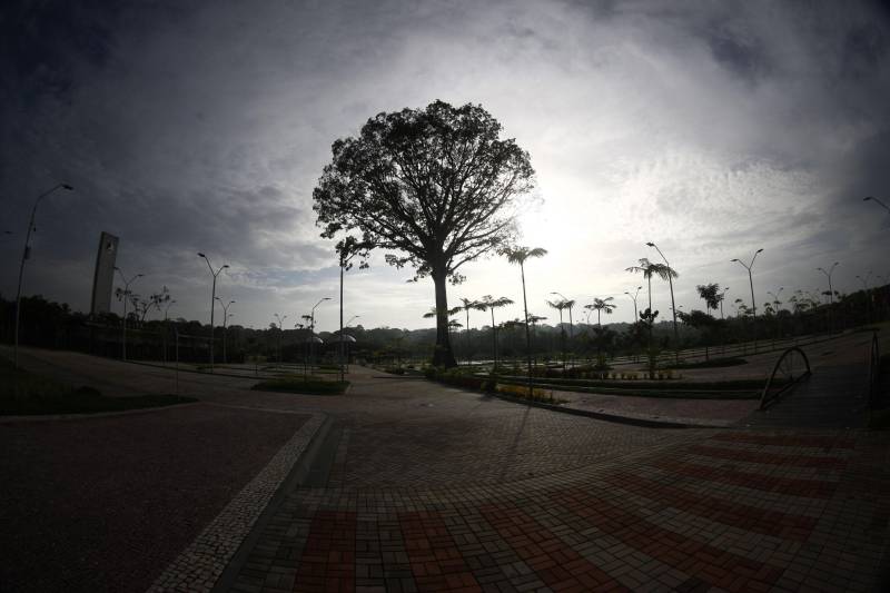 O Parque Estadual do Utinga (PEUt) o mais importante espaço de preservação e estudo da biodiversidade dentro da Região Metropolitana de Belém será reaberto à população a partir desta sexta,16, a partir das 16h30, com apresentações artísticas, com o Boi Veludinho, crianças do Pro Paz e a premiada Orquestra Sinfônica do Theatro da Paz. A apresentação será em um espaço ao ar livre e não será necessária a retirada de ingressos, por esse motivo, a recomendação é que o público chegue cedo, porque a entrada será fechada quando o espaço estiver lotado. No sábado, será realizada uma grande caminhada, a partir das 8 horas, com paradas para informações educativas sobre a fauna, flora e sobre os novos espaços. Por conta da grande quantidade de pessoas, incluindo crianças e idosos, o Corpo de Bombeiros recomendou e, a organização do evento acatou, a necessidade de se evitar durante a manhã do sábado o trânsito de veículos sobre rodas, como carros, bicicletas, skates e patins. Depois das 12 horas e durante todo o funcionamento do parque, a entrada e o uso por praticantes desta modalidade está completamente liberada. No domingo, o parque abrirá às 5h30 e funcionará até as 17h, assim como nos outros dias, de segunda a segunda. As atividades de manutenção do espaço vão requerer que o parque seja fechado para acesso ao público eventualmente, mas essas datas serão definidas de acordo com a demanda.
FOTO: IGOR BRANDÃO / AG PARÁ
DATA: 15.03.2018
BELÉM - PARÁ <div class='credito_fotos'>Foto: IGOR BRANDÃO / AG. PARÁ | <a href='/midias/2018/originais/ad52a5ad-1e3b-4a93-9fc1-395480421230.jpg' download><i class='fa-solid fa-download'></i> Download</a></div>