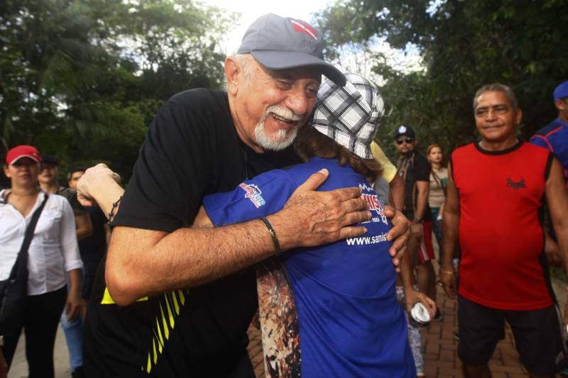 Uma reabertura feita a milhares de mãos. A fita inaugural colocada no inicio da trilha principal do Parque do Utinga foi rompida por mais de cinco mil pessoas ansiosas pelo inicio da caminhada, marcando o segundo dia da programação de reabertura do mais novo espaço paraense de lazer e interatividade com a natureza. Misturado aos populares, o governador Simão Jatene andou os quatro quilômetros que separam a entrada do parque ao seu ponto final, o Recanto da Volta.
FOTO: THIAGO GOMES / AG. PARÁ
DATA: 17.03.2018
BELÉM - PARÁ <div class='credito_fotos'>Foto: Thiago Gomes /Ag. Pará | <a href='/midias/2018/originais/ad5561c1-3cbf-4bee-b4a6-431cd5abb353.jpg' download><i class='fa-solid fa-download'></i> Download</a></div>