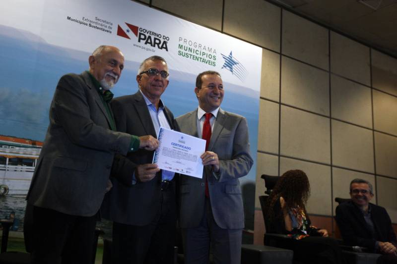 O primeiro dia do Fórum Permanente de Prefeitas e Prefeitos dos Municípios Sustentáveis contou com a participação de 85 prefeitos , 17 vices e 21 secretários municipais dos 141 municípios manifestaram interesse em adotar as diretrizes do programa. Para o governador Simão Jatene (foto), esta grande participação simboliza a união de agentes públicos que colocaram os interesses coletivos acima dos interesses individuais para construir um estado melhor para todos. Com o tema “Gestão Compartilhada”, o evento traz as experiências e os desdobramentos das agendas governamentais que foram planejadas em parceria com as gestões municipais. Através da Secretaria Extraordinária de Municípios Sustentáveis (Semsu) Governo do Pará, por meio da Semsu, investe na capacitação dos municípios para a promoção de uma gestão fiscal eficiente. Para Izabela Jatene, este primeiro dia serviu para sinalizar o quanto os gestores estão preocupados com o equilíbrio da questão fiscal dos municípios e em desenvolver uma governança compartilhada para desenvolver seus municípios.
FOTO: ANTÔNIO SILVA / AG. PARÁ
DATA: 07.02.2018
BELÉM - PARÁ <div class='credito_fotos'>Foto: Antônio Silva/Ag. Pará | <a href='/midias/2018/originais/ad5636f1-4e41-4cfe-a294-9a29375fba24.jpg' download><i class='fa-solid fa-download'></i> Download</a></div>