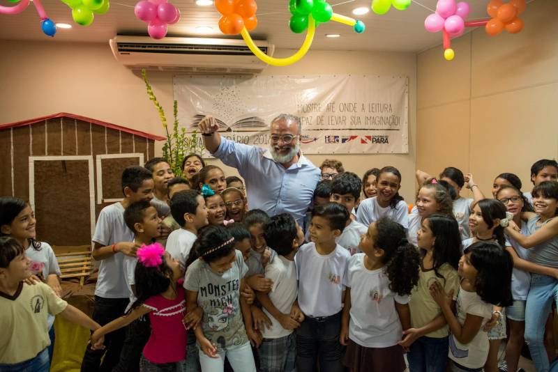 “A cultura tem o poder de emocionar”. A frase dita pela professora Ruth Valin marcou o tom do Sarau Literário na manhã desta sexta-feira, 8, no Preventório Santa Terezinha, no bairro do Marco, em Belém, que contou com a presença do escritor paraense Daniel Leite (com barba), homenageado pelas crianças atendidas pela instituição e os alunos da Escola Estadual Santa Terezinha, que funciona no mesmo prédio. Elas cantaram músicas infantis e recitaram trechos das obras “A história das crianças que plantaram um rio” e “A menina árvore”, de Daniel Leite, além de apresentar uma dramatização sobre a primeira obra. Muito concentrados e com a leitura bem ensaiada, os pequeninos emocionaram a todos, principalmente o escritor convidado para o sarau. Segundo a professora Odinéia Bastos, que orientou os alunos na leitura do livro “A história das crianças que plantaram um rio”, elas soltaram a imaginação durante a leitura da obra, e dessa viagem saíram desenhos, pinturas, colagens e poemas, que enfeitaram o auditório e os corredores da instituição, encantando a todos os presentes.
FOTO: FERNANDO SETTE CÂMARA / ASCOM IOE
DATA: 08.06.2018
BELÉM - PARÁ <div class='credito_fotos'>Foto: FERNANDO SETTE CÂMARA / ASCOM IOE | <a href='/midias/2018/originais/ad616e54-3a4c-43fc-b6d0-eb98f42cf9f6.jpg' download><i class='fa-solid fa-download'></i> Download</a></div>