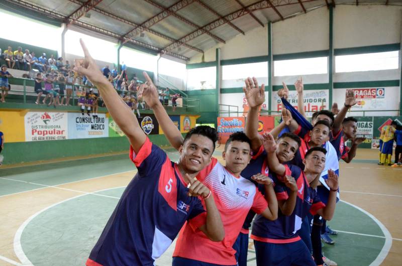 A Regional Mocajuba dos Jogos Estudantis Paraenses (JEPs), que ocorreu de 16 a 20 deste mês reunindo municípios do Baixo Tocantins, foi encerrada com festa no final de semana, pelos atletas que garantiram vagas na Etapa Estadual da competição, marcada para o período de 19 a 22 de junho, na Arena Guilherme Paraense, em Belém, com as finais transmitidas ao vivo pela TV Cultura do Pará. Na foto, modalidade de Futsal Masculino/Categoria B - Município de Tailândia/Escola Estadual S. Francisco de Assis
FOTO: ELISEU DIAS / ASCOM SEDUC
DATA: 20.05.2018
MOCAJUBA - PARÁ <div class='credito_fotos'>Foto: Eliseu Dias / Ascom Seduc | <a href='/midias/2018/originais/ad6510eb-796a-42bd-830c-08ff0ff31aad.jpg' download><i class='fa-solid fa-download'></i> Download</a></div>