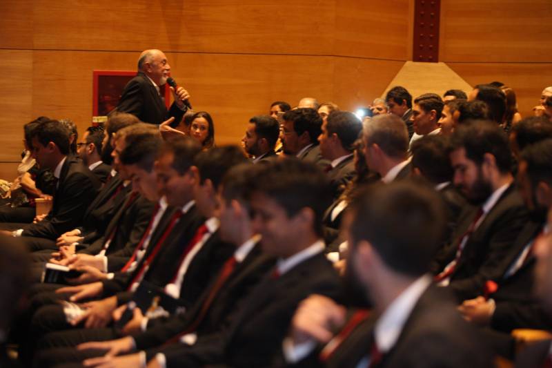 O Pará vai voltar a ter um delegado de polícia para cada município. A posse de 149 novos delegados da Polícia Civil, que aconteceu nesta segunda-feira (26) no Teatro Maria Sylvia Nunes, na Estação das Docas, vai garantir, com sobras, a cobertura completa dos 144 municípios do estado. Aprovados em concurso público, os novos delegados concluíram o curso de Formação da Polícia Civil do Pará no dia 15 deste mês. O curso foi o primeiro do Brasil a incluir sete disciplinas inéditas: Oratória, Atuação Policial frente aos Grupos Vulneráveis, Relacionamento com a Imprensa e Mídias Sociais, Abordagem Psicopatológica do Crime e da Violência, Investigação Financeira no Enfrentamento ao Crime de Lavagem de dinheiro, Noções Básicas de Enfrentamento às Fraudes Veiculares e Linguagem Brasileira de Sinais. O concurso aprovou ainda 300 investigadores, 180 escrivães e 20 papiloscopistas. Os novos policiais civis passaram por quatro meses de formação técnica e profissional na Acadepol. Com a nomeação, o próximo passo será a lotação dos novos servidores públicos nas unidades de Polícia Civil do estado, quando eles saberão em qual região do Pará trabalharão inicialmente.
FOTO: SYDNEY OLIVEIRA / AG. PARÁ
DATA: 26.02.2018
BELÉM - PARÁ <div class='credito_fotos'>Foto: Sidney Oliveira/Ag. Pará | <a href='/midias/2018/originais/ad6f9364-c11f-4ddc-937a-ce70c43ff00d.jpg' download><i class='fa-solid fa-download'></i> Download</a></div>