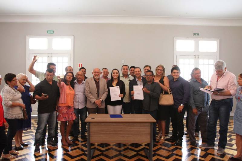 Um dos municípios mais importantes da região nordeste do Pará, Irituia vai ganhar um hospital à altura dessa importância. Um convênio assinado nesta quinta-feira, 05, nesta quinta-feira, 05, e o governo do estado e a Prefeitura Municipal vai garantir a reforma e ampliação do Hospital Municipal de Irituia, referência para várias cidades da região. Articulado pelo Programa Municípios Sustentáveis, o convênio foi assinado no Palácio dos Despachos pelo governador Simão Jatene e a prefeita de Irituia, Carmelina Costa. O presidente da Assembleia Legislativa do Estado, deputado Márcio Miranda e o secretário estadual de Saúde, Victor Mateus, participaram da cerimônia. Ao lado deles, médicos, vereadores, lideranças comunitárias e usuários do hospital de Irituia lotaram um dos auditórios do palácio.
FOTO: CRISTINO MARTINS / AG. PARÁ
DATA: 05.04.2018
BELÉM - PARÁ <div class='credito_fotos'>Foto: Cristino Martins/Ag. Pará | <a href='/midias/2018/originais/ad74daa5-969c-4d5d-ba26-b9d78a21336d.jpg' download><i class='fa-solid fa-download'></i> Download</a></div>