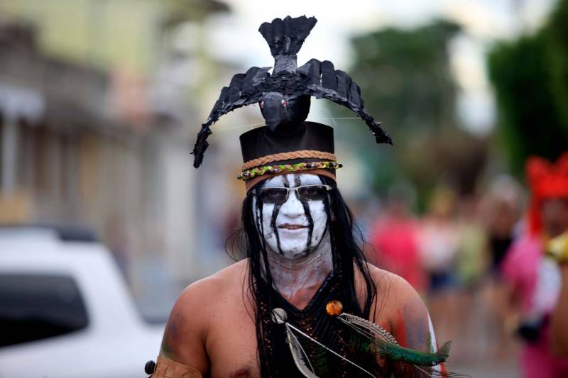 Foliões fantasiados de personagens do cinema, de desenhos animados e videogames, da Grécia antiga e de personalidades do esporte desembarcaram na “Pérola do Caeté” na segunda-feira (12) para participar do “Urubu Cheiroso”, o maior bloco de Carnaval do município de Bragança, no nordeste do Pará. Desde o início da tarde, milhares de pessoas chegavam à Praça da Aldeia para a concentração do bloco, que este ano comemora 25 anos de existência, arrastando a cada ano um número maior de foliões. O cenário da festa é Bragança, município de 124 mil habitantes, que tem na Marujada, festa religiosa realizada em dezembro, uma de suas principais representações culturais. Mas em fevereiro a tradição secular da Marujada cede espaço para o Carnaval, a maior festa popular do Brasil.
FOTO: MÁCIO FERREIRA / AG PARÁ
DATA: 13.02.2018
BRAGANÇA - PARÁ <div class='credito_fotos'>Foto: MÁCIO FERREIRA/ AG. PARÁ | <a href='/midias/2018/originais/ad74f2eb-f22c-44c6-bd71-62f020813099.jpg' download><i class='fa-solid fa-download'></i> Download</a></div>