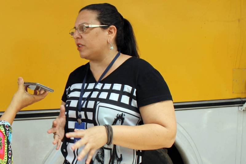 Continua até o dia 31 de março, no bairro da Agulha, em Icoaraci, a ação de busca ativa de mulheres que nunca fizeram ou estão há algum tempo sem fazer o exame preventivo do câncer de colo do útero. A busca ativa faz parte do Plano Piloto de Rastreamento do Câncer de Colo do Útero desenvolvido pelo Núcleo de Apoio à Gestão na Atenção à Mulher no Controle do Câncer de Colo de Útero e Mama (Nagam) da Sespa. Na foto, a coordenadora municipal de Saúde da Mulher, Camila Miranda.
FOTO: ASCOM SESPA
DATA: 22.03.2018
BELÉM - PARÁ <div class='credito_fotos'>Foto: ASCOM SESPA | <a href='/midias/2018/originais/ad75e75a-f6c0-443d-9223-3510b78c232a.jpg' download><i class='fa-solid fa-download'></i> Download</a></div>