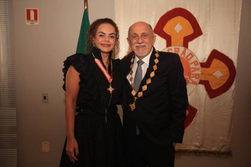 O Governo do Estado do Pará concedeu hoje 230 comendas do Mérito Grão-Pará (foto), a mais alta do Estado, a autoridades e servidores que se destacaram nos últimos oito anos de serviços prestados à população. “O ciclo que encerramos hoje não encerra nossa missão de servir ao público, porque uma vez servidores públicos, trabalhando em benefício da população, nunca mais deixamos de sê-lo, pois essa missão fica gravada em nossos corações”, disse o governador Simão Jatene aos agraciados. O governador entregou, pessoalmente, uma a uma as condecorações.  Das 230 medalhas, 14 foram no grau de Grande Oficial, 60 no grau de Comendador, 8 no grau de Oficial e 11 no grau de Cavaleiro aos servidores civis. Entre os militares, 4 receberam no grau de Comendador, 38 de Oficial e 109 no grau de Cavaleiro.

FOTO: CRISTINO MARTINS / AG. PARÁ
DATA: 31.12.2018
BELÉM - PARÁ <div class='credito_fotos'>Foto: Cristino Martins/Ag. Pará   |   <a href='/midias/2018/originais/ad816ef8-d1ed-4b70-a6f6-fe489197495f.jpg' download><i class='fa-solid fa-download'></i> Download</a></div>