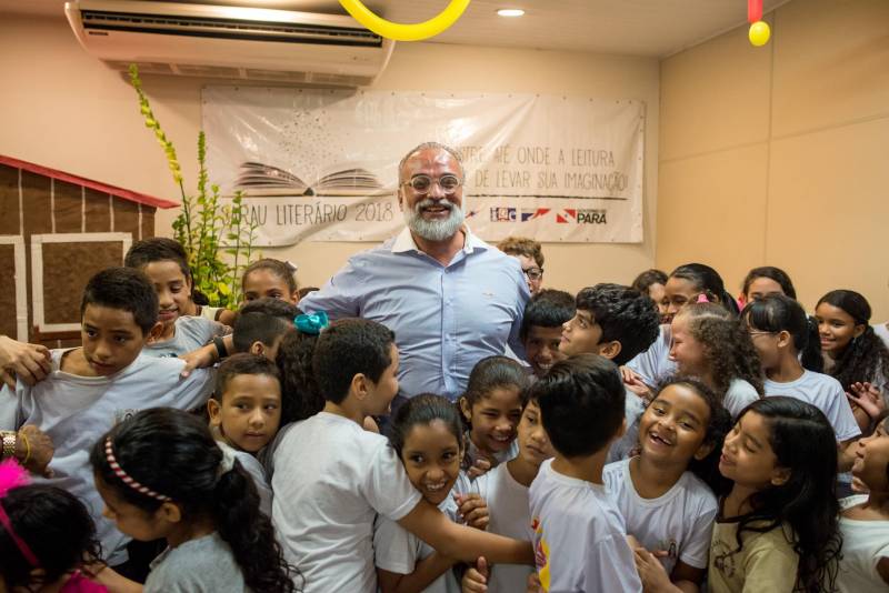“A cultura tem o poder de emocionar”. A frase dita pela professora Ruth Valin marcou o tom do Sarau Literário na manhã desta sexta-feira, 8, no Preventório Santa Terezinha, no bairro do Marco, em Belém, que contou com a presença do escritor paraense Daniel Leite (com barba), homenageado pelas crianças atendidas pela instituição e os alunos da Escola Estadual Santa Terezinha, que funciona no mesmo prédio. Elas cantaram músicas infantis e recitaram trechos das obras “A história das crianças que plantaram um rio” e “A menina árvore”, de Daniel Leite, além de apresentar uma dramatização sobre a primeira obra. Muito concentrados e com a leitura bem ensaiada, os pequeninos emocionaram a todos, principalmente o escritor convidado para o sarau. Segundo a professora Odinéia Bastos, que orientou os alunos na leitura do livro “A história das crianças que plantaram um rio”, elas soltaram a imaginação durante a leitura da obra, e dessa viagem saíram desenhos, pinturas, colagens e poemas, que enfeitaram o auditório e os corredores da instituição, encantando a todos os presentes.
FOTO: FERNANDO SETTE CÂMARA / ASCOM IOE
DATA: 08.06.2018
BELÉM - PARÁ <div class='credito_fotos'>Foto: FERNANDO SETTE CÂMARA / ASCOM IOE | <a href='/midias/2018/originais/ad833958-4cf6-4272-bde1-a788e00f6287.jpg' download><i class='fa-solid fa-download'></i> Download</a></div>
