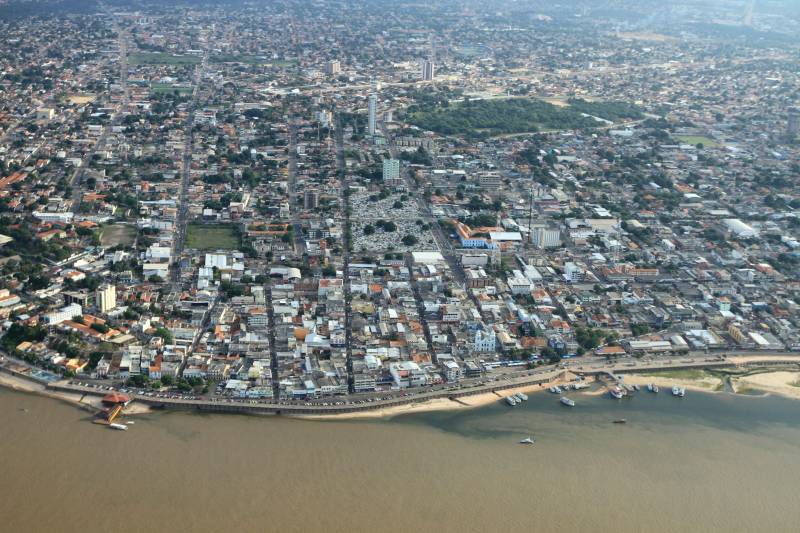 A cidade de Santarém, região do Baixo Amazonas, estará em festa nesta sexta (22), quando completará 357 anos de existência. Às vésperas do aniversário, nesta quinta-feira (21), a população ganha uma maratona de shows culturais promovidos na Praça de Eventos da cidade, com início a partir das 18h.
FOTO: CRISTINO MARTINS / ARQUIVO AG. PARÁ
DATA: 21.06.2018
SANTARÉM - PARÁ <div class='credito_fotos'>Foto: Cristino Martins/Ag. Pará | <a href='/midias/2018/originais/ad977b92-8d01-495f-acc4-40a461947363.jpg' download><i class='fa-solid fa-download'></i> Download</a></div>