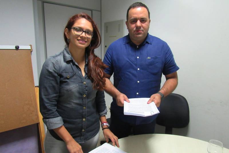 O Instituto de Desenvolvimento Florestal e da Biodiversidade (Ideflor-bio) e a empresa Blue Timber assinaram nesta quarta-feira (4) o contrato de concessão de uma unidade de manejo florestal (UMF) na Floresta Estadual (Flota) do Paru, localizada no município de Monte Alegre, no oeste do Pará. A empresa foi selecionada em edital de concorrência pública, lançado pelo Instituto no início de 2018. A nova concessionária atuará na UMF IV da Flota Paru, uma área de aproximadamente 50 mil hectares, a 140 km de distância da sede municipal de Monte Alegre. No espaço, a empresa poderá retirar madeira, resíduos florestais e produtos não madeireiros, como folhas, raízes, frutos e sementes, tudo de acordo com os planos operacionais anuais, que serão submetidos pela concessionária e avaliados pelo Ideflor-bio e pela Secretaria de Estado de Meio Ambiente e Sustentabilidade (Semas). Na foto, Cíntia Soares (e), diretora de Gestão das Florestas Públicas de Produção (DGFlop) e o concessionário, Ricardo Tamanho (d).
FOTO: ASCOM / IDEFLOR-BIO
DATA: 04.07.2018
BELÉM - PARÁ <div class='credito_fotos'>Foto: Ascom Ideflor-Bio | <a href='/midias/2018/originais/ad9ad36b-acb3-4319-9db0-e07e3f3df4f8.jpg' download><i class='fa-solid fa-download'></i> Download</a></div>