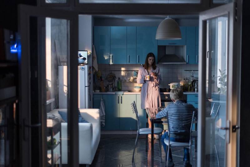 O filme “Sem Amor”, dirigido pelo cineasta russo Andrey Zvyagintsev, terá pré-estreia na terça-feira (06), às 20 h, no Cine Líbero Luxardo, da Fundação Cultural do Pará (FCP). O diretor teve um de seus longas-metragens indicado ao Oscar em 2014. Agora, abordando o litígio de um casal divorciado, conquistou outra indicação ao prêmio da Academia de Artes e Ciências Cinematográficas, na categoria Melhor Filme Estrangeiro.Zhenya, interpretada por Maryana Spivak, e Boris (Alexey Rozin), estão se divorciando. Depois de anos juntos, os dois se preparam para outras experiências. Ele com a nova namorada, que está grávida, e ela com seu parceiro rico. Com tantas preocupações, eles acabam não dando atenção ao filho Alyosha, interpretado por Matvey Novikov, que desaparece misteriosamente.
FOTO: DIVULGAÇÃO
DATA:01.03.2018
BELÉM - PARÁ <div class='credito_fotos'>Foto: Divulgação | <a href='/midias/2018/originais/ada3b396-69d9-4f09-9b66-b8e67cd25d1f.jpg' download><i class='fa-solid fa-download'></i> Download</a></div>