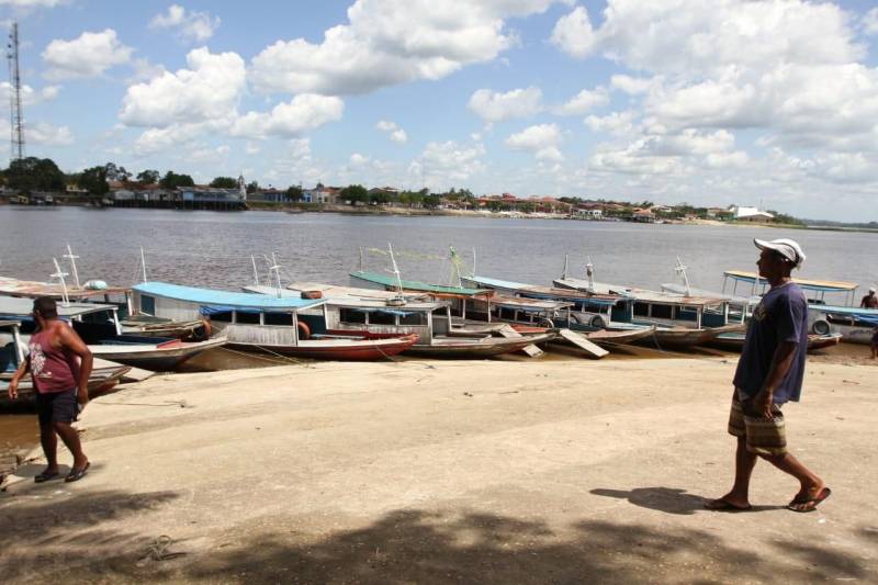 As ruas do bairro Ponto Certo, no município de São Domingos do Capim (foto), no nordeste paraense, ganharão maior mobilidade e segurança. O chão de terra vermelha dará lugar à pavimentação, por meio do programa Asfalto na Cidade, trazendo mais qualidade de vida aos seus moradores e fluidez no trânsito. A ordem de serviço que garante o início das obras foi entregue neste sábado (30), durante evento realizado no salão paroquial da comunidade do Perpétuo Socorro. A cerimônia contou com a participação de representantes do governo do Estado, parlamentares, comunidade e autoridades locais. Ao todo serão asfaltados quatro quilômetros de vias, totalizando um investimento de mais de R$ 2,1 milhões. O município é um dos 142 que já aderiram ao programa Municípios Sustentáveis, da Secretaria Extraordinária de Estado de Municípios Sustentáveis (Semsu). A iniciativa atua no fortalecimento das gestões municipais como uma das ferramentas para o desenvolvimento do Estado. A pavimentação de vias urbanas é fruto das articulações e agenda compartilhada entre o Estado e as prefeituras municipais, dentro do PMS.
FOTO: CRISTINO MARTINS / AG. PARÁ
DATA: 30.06.2018
SÃO DOMINGOS DO CAPIM - PARÁ <div class='credito_fotos'>Foto: Cristino Martins/Ag. Pará | <a href='/midias/2018/originais/ada586fa-2ad0-4632-9f28-476996f69e3c.jpg' download><i class='fa-solid fa-download'></i> Download</a></div>