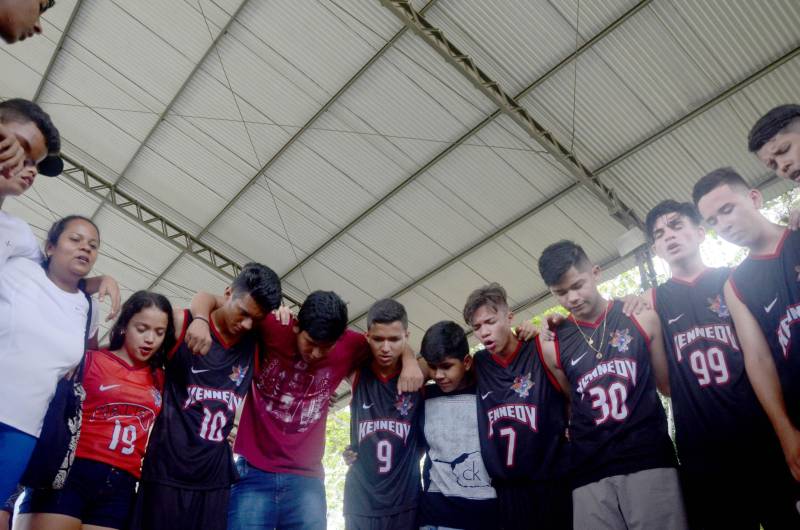 A etapa regional dos Jogos Estudantis Paraenses (Jeps), realizada de 16 a 19 de maio, no município de Igarapé-Açu, no nordeste do Estado, selecionou os times que vão disputar a etapa estadual, em junho, em Belém. Depois dos quatro dias de disputas, Castanhal foi apontada como a delegação que levará para a próxima etapa o maior número de times.
FOTO: RAI PONTES / ASCOM SEDUC
DATA: 20.05.2018
IGARAPÉ-AÇU - PARÁ <div class='credito_fotos'>Foto: Rai Pontes/Ascom Seduc | <a href='/midias/2018/originais/adaaa70c-f0c6-477b-832b-eeba46d755d4.jpg' download><i class='fa-solid fa-download'></i> Download</a></div>