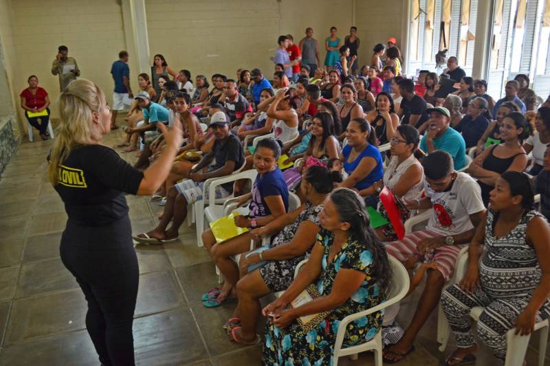 "Acho que ele vai vigiar quem fica fazendo coisa errada, como roubar, por exemplo". A fala de curiosidade é do estudante Isaac Souza, 10 anos. Ele se referia ao drone apresentado na manhã desta sexta-feira (27) aos alunos da Escola Estadual de Ensino Fundamental e Médio Ruy Paranatinga Barata, localizado no bairro Maracangalha, onde ocorreu à ação "Prevenção é Segurança". A iniciativa promovida pela Secretaria de Estado de Segurança Pública e Defesa Social (Segup) com o objetivo de apresentar equipamentos de segurança, assim como divulgar os diversos serviços de prevenção voltados as ações de combate à criminalidade. Na foto, a diretora de Prevenção Social da Violência e da Criminalidade, delegada Silvia Rêgo.
FOTO: ELIELSON MODESTO / ASCOM SEGUP
DATA: 27.04.2018
BELÉM - PARÁ <div class='credito_fotos'>Foto: Elielson Modesto / Ascom Segup | <a href='/midias/2018/originais/adaab41e-bc9c-451c-b1d0-510f3ec2a84c.jpg' download><i class='fa-solid fa-download'></i> Download</a></div>