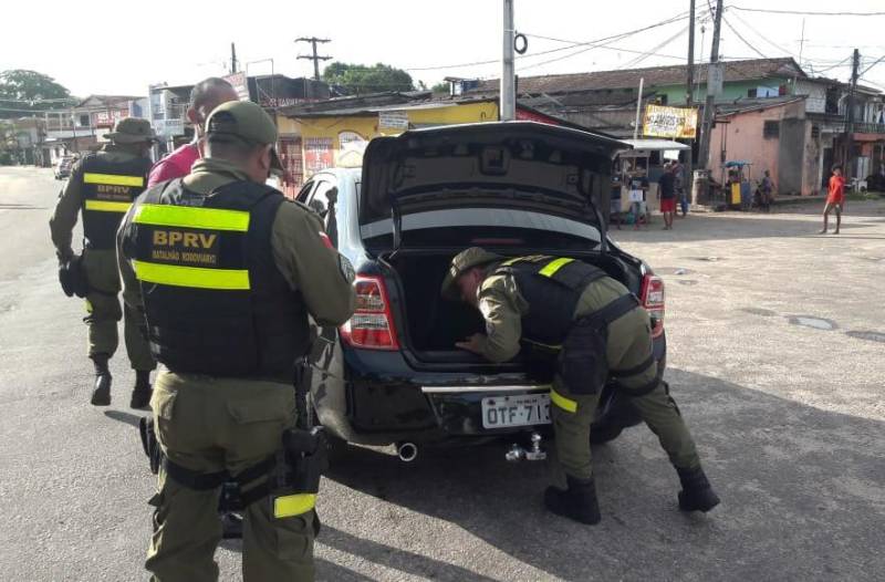 Nenhuma ocorrência grave foi registrada, no bairro do Tapanã, pelo Centro Integrado de Operações (CIOP) desde a última quinta-feira (11) até às 6h da manhã desta segunda-feira (19). Esse resultado se deve a ação integrada dos órgãos do Sistema de Segurança Pública do estado e município, chamada de “Operação Ocupação”. No total, foram utilizados 293 viaturas e 113 motos no reforço do policiamento. Para o coronel Marco Antônio Rocha, chefe do Departamento Geral de Operações da Polícia Militar, a “Ocupação Tapanã”, como foi batizada a operação no bairro do Tapanã, obteve números positivos devido ao comprometimento dos agentes envolvidos e à integração entre os órgãos de segurança.
FOTO: ASCOM / POLÍCIA MILITAR
DATA: 19.03.2018
BELÉM - PARÁ <div class='credito_fotos'>Foto: Ascom Polícia Militar | <a href='/midias/2018/originais/adabfea0-9fe9-47c4-9e78-f8c8250a4c47.jpg' download><i class='fa-solid fa-download'></i> Download</a></div>
