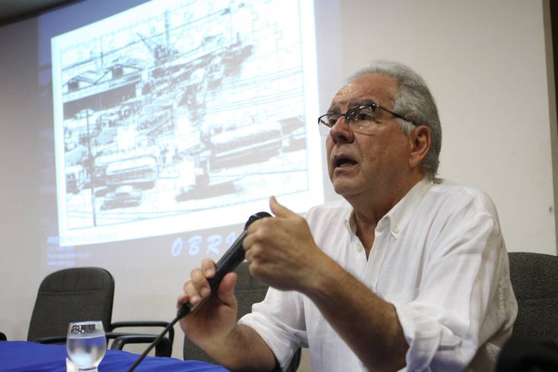 Um novo modelo de política pública para o transporte intermunicipal no Estado do Pará começou a ser discutido nesta quarta-feira (4), em Belém. A primeira audiência pública promovida pela Secretaria de Estado de Transportes (Setran) ocorreu na capital e outras duas estão programadas para o mês de julho, em Marabá, nesta quinta-feira, 5, e em Santarém, no dia 12. Na foto, Frederico Bussinger, consultor técnico do Instituto de Desenvolvimento, Logística, Transporte e Meio Ambiente (Idelt).
FOTO: CARLOS SODRÉ / AG. PARÁ
DATA: 04.07.2018
BELÉM - PARÁ <div class='credito_fotos'>Foto: CARLOS SODRÉ / AG. PARÁ | <a href='/midias/2018/originais/adb4cd0d-b5c5-49eb-b5b3-9e05408ca8d7.jpg' download><i class='fa-solid fa-download'></i> Download</a></div>