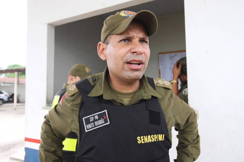 Um amor de Carnaval que já dura 26 anos. A romântica ilha de Mosqueiro, que no passado era um dos roteiros favoritos dos paraenses em viagens de lua de mel, é o cenário na medida para a história de Paulo e Nazaré. O enredo lembra o da clássica marchinha do "Pierrô e a Colombina", mas diferente da original, o amor não teve "um triste fim". No Carnaval de 1992, em Mosqueiro, Paulo Cesar da Silva, hoje com 55 anos, era um viúvo que derramava a solidão na folia de Momo. Sua família é uma das fundadoras da tradicional ‘Escola de Samba Pele Vermelha’. O então pescador tentava esquecer a tristeza quando conheceu sua colombina. na foto, o capitão Renato Brandão.
FOTO: CARLOS SODRÉ / AG PARÁ
DATA: 10.02.2018
BELÉM - PARÁ <div class='credito_fotos'>Foto: Carlos Sodré /Ag. Pa | <a href='/midias/2018/originais/adc85242-f4c9-45fb-b5ac-8522c4d32d11.jpg' download><i class='fa-solid fa-download'></i> Download</a></div>