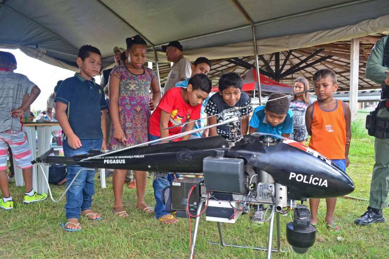 "Acho que ele vai vigiar quem fica fazendo coisa errada, como roubar, por exemplo". A fala de curiosidade é do estudante Isaac Souza, 10 anos. Ele se referia ao drone (foto) apresentado na manhã desta sexta-feira (27) aos alunos da Escola Estadual de Ensino Fundamental e Médio Ruy Paranatinga Barata, localizado no bairro Maracangalha, onde ocorreu à ação "Prevenção é Segurança". A iniciativa promovida pela Secretaria de Estado de Segurança Pública e Defesa Social (Segup) com o objetivo de apresentar equipamentos de segurança, assim como divulgar os diversos serviços de prevenção voltados as ações de combate à criminalidade.
FOTO: ELIELSON MODESTO / ASCOM SEGUP
DATA: 27.04.2018
BELÉM - PARÁ <div class='credito_fotos'>Foto: Elielson Modesto / Ascom Segup | <a href='/midias/2018/originais/adce43b8-3d6f-45de-a684-81b4c1fb4c56.jpg' download><i class='fa-solid fa-download'></i> Download</a></div>