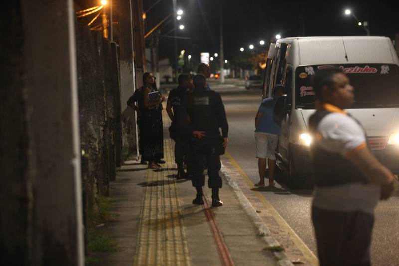 O comando do Sistema de Segurança Pública do Pará montou uma sala de situação no Centro Integrado de Operações (Ciop), nesta segunda-feira (9) após a morte de dois policiais militares, um na noite de domingo (8) e outro na manhã de segunda-feira. Por ordem do governador Simão Jatene, a Divisão de Homicídios recebeu um reforço de policiais para a investigação dos crimes e uma divisão especial foi criada, este ano, para investigar os assassinatos de policias no estado.
FOTO: MARCELO LÉLIS / AG. PARÁ
DATA: 09.04.2018
BELÉM - PARÁ <div class='credito_fotos'>Foto: Marcelo Lelis / Ag. Pará | <a href='/midias/2018/originais/add426f1-ae67-42ed-9aa1-29aabe9d78f3.jpg' download><i class='fa-solid fa-download'></i> Download</a></div>