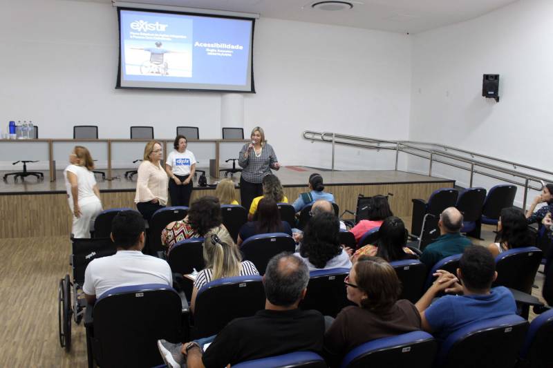 Apresentar o Plano Estadual de Ações Integradas para a Pessoa com Deficiência – Existir, que o Estado desenvolve para as pessoas com deficiência, foi o objetivo principal do encontro realizado na tarde desta quarta-feira (16), no auditório do Centro Integrado de Inclusão e Reabilitação (CIIR), em Belém. Cerca de 40 funcionários da instituição participaram do evento. Prestes a ser inaugurado, os cerca de 300 trabalhadores, diretos e indiretos, passam por treinamento para atender com excelência os usuários dos serviços que serão prestados. No CIIR vai funcionar um Centro Especializado em Reabilitação (CER IV) para usuários com deficiência auditiva, física, intelectual e visual; uma oficina ortopédica e um Centro de Especialidades Odontológicas (CEO II). A obra, orçada em mais de R$ 32 milhões, com recursos do Tesouro estadual, faz parte das ações do Governo do Pará destinadas a ampliar serviços já oferecidos pela Secretaria de Estado de Saúde Pública (Sespa). O Centro será administrado em parceria com o Instituto Nacional de Desenvolvimento Social e Humano (INDSH).
FOTO: ERIKA TORRES / ASCOM NAC
DATA: 16.05.2018
BELÉM - PARÁ <div class='credito_fotos'>Foto: ERIKA TORRES / ASCOM NAC | <a href='/midias/2018/originais/addacfb9-ab9c-4116-b5a5-3843c09a6159.jpg' download><i class='fa-solid fa-download'></i> Download</a></div>