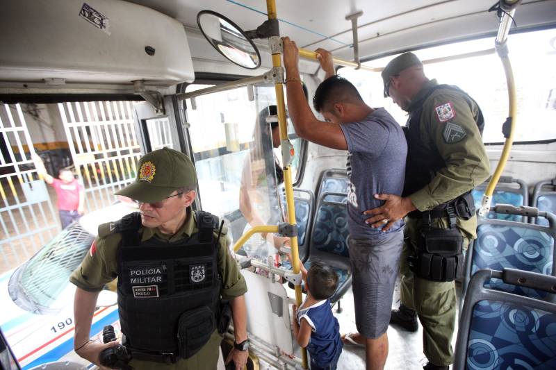 Militares do 1º Batalhão de Policiamento Militar (BPM) realizaram na manhã desta terça-feira, 15, a operação Ônibus Seguro, no bairro do Barreiro, em Belém. Quinze policiais em quatro viaturas, subordinados ao Comando de Policiamento da Capital, participaram da operação fazendo a abordagem e revista nos ônibus que circulam no perímetro, assim como a orientação aos usuários. Durante as duas horas da operação realizada nesta terça-feira, 15, pela manhã, na Pedro Álvares Cabral com Passagem Mirandinha (foto), nenhuma ocorrência foi registrada.

FOTO: THIAGO GOMES / AG. PARÁ
DATA: 15.05.2018
BELÉM - PARÁ <div class='credito_fotos'>Foto: Thiago Gomes /Ag. Pará   |   <a href='/midias/2018/originais/addcca91-bdd0-49f8-b6cd-7de07aa93500.jpg' download><i class='fa-solid fa-download'></i> Download</a></div>