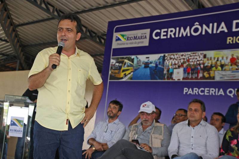 Onze municípios do sul e sudeste paraense recebem recursos do Estado para recuperar ruas e vicinais atingidas pelas enchentes e fortes chuvas que caem na região. Em agenda oficial nesta sexta-feira (6), o governador Simão Jatene assinou, pela manhã, no Parque de Exposições Valeu Boi Leilões, em Rio Maria, os convênios que garantem o repasse de cerca de R$ 4 milhões. As obras de caráter emergencial serão executadas pelas prefeituras em parceria com a Secretaria de Estado de Transportes (Setran). O objetivo é recuperar a trafegabilidade nessas localidades e assegurar o direito de ir e vir da população. Na manhã desta sexta, foram assinados nove convênios, com os municípios de Redenção, Pau D’Arco, São Félix do Xingu, Santa Maria das Barreiras, Tucumã, Água Azul do Norte, Xinguara, Bannach e Rio Maria. Além da Setran, participam da ação o Centro Regional de Governo do Sudeste do Pará e a Defesa Civil. “O valor do investimento em cada município vai depender da necessidade verificada pelas equipes do Estado e das prefeituras. O recurso não será usado para reconstruir vias, mas para restabelecer a trafegabilidade”, disse o secretário de Transportes, Kléber Menezes. Na foto, o prefeito de Rio Maria, Paulo Barros Dias (camisa amarela).
FOTO: ANTÔNIO SILVA / AG. PARÁ
DATA: 06.04.2018
RIO MARIA - PARÁ <div class='credito_fotos'>Foto: Antônio Silva/Ag. Pará | <a href='/midias/2018/originais/ade1eb98-282d-4d74-b9d4-876c13da9bca.jpg' download><i class='fa-solid fa-download'></i> Download</a></div>