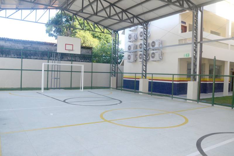 O Distrito de Icoaraci, em Belém, ganhou mais uma escola. Nesta sexta-feira (15), a Secretaria de Estado de Educação (Seduc) inaugurou a obra da Escola Estadual de Ensino Fundamental e Médio Professor Jorge Lopes Raposo (foto). Construída integralmente, a unidade faz parte de um pacote de mais de 100 projetos de novas escolas, reformas e ampliações que a Seduc está executando em 53 municípios. A obra concluída foi recebida como fator motivacional de novo posicionamento da escola no Índice de Desenvolvimento da Educação Básica (Ideb). A inauguração reuniu a comunidade escolar e se transformou numa festa que congregou alunos, professores, dirigentes e os gestores da Seduc, liderados pela secretária Ana Claudia Serruya Hage.
FOTO: ELISEU DIAS / ASCOM SEDUC
DATA: 15.06.2018
BELÉM - PARÁ <div class='credito_fotos'>Foto: Eliseu Dias / Ascom Seduc | <a href='/midias/2018/originais/ade3e40a-24bc-4fd3-ad10-5fbd4ac7f56c.jpg' download><i class='fa-solid fa-download'></i> Download</a></div>