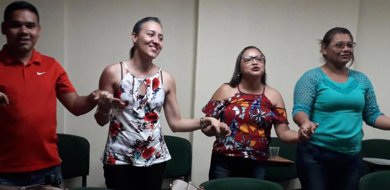 “Saber escutar, compreender suas debilidades e comunicar-se com clareza. Simples atitudes como essas proporcionam não só a valorização mais também o resgate da autoestima da pessoa idosa e sem dúvida alguma garante um envelhecimento com qualidade.” É o que assegura a terapeuta ocupacional com mestrado em cuidados humanizados em instituições que lidam com pessoas idosas, Raphaella Loureiro. O assunto foi o tema da capacitação (foto) realizada pela Secretaria de Estado de Assistência Social, Trabalho, Emprego e Renda (Seaster), entre os dias 5 e 9 de novembro, na Escola de Governança Pública do Estado do Pará.
FOTO: ASCOM / SEASTER
DATA: 11.11.2018
BELÉM - PARÁ <div class='credito_fotos'>Foto: ASCOM / SEASTER | <a href='/midias/2018/originais/adf19e61-96e0-474f-b371-fd8b13887ee4.jpg' download><i class='fa-solid fa-download'></i> Download</a></div>