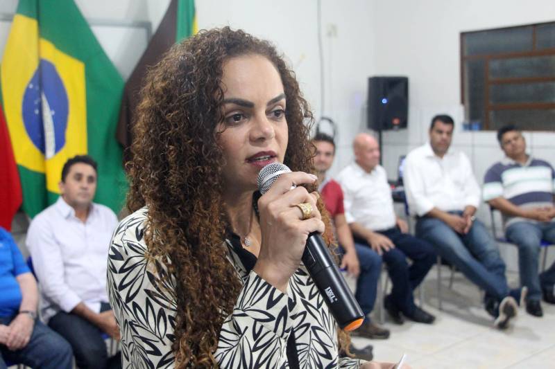 Em Canaã dos Carajás com a assinatura do convênio de Asfalto na Cidade, um aporte do Governo do Pará de R$6,5 milhões. A benfeitoria foi uma das demandas apresentadas pela prefeitura municipal na Secretaria de Municípios Sustentáveis e deve ser iniciada brevemente. Na a secretária de Municípios Sustentáveis, Izabela Jatene.
FOTO: ANTONIO MACEDO / DIVULGAÇÃO
DATA: 11.05.2018
CANAÃ DOS CARAJÁS - PARÁ <div class='credito_fotos'>Foto: ANTONIO MACEDO / DIVULGAÇÃO | <a href='/midias/2018/originais/adf59aca-61fc-42af-ae17-fca2b3303f51.jpg' download><i class='fa-solid fa-download'></i> Download</a></div>