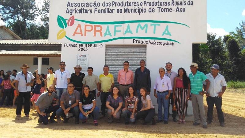 O Programa de Redução da Pobreza no Meio Rural, executado pelo Núcleo de Gerenciamento do Pará Rural, inaugurou em Tomé-Açu, município do nordeste paraense, uma agroindústria de beneficiamento de frutas. O programa visa implantar projetos em regiões com grande necessidade de melhoria na qualidade de vida, incentivando a agricultura familiar local. A inauguração, na última quinta-feira (28), teve a presença do gerente Executivo do Pará Rural, Valdo Gaspar, do coordenador Técnico do Núcleo, Brian Almeida, e de vários parceiros do município.
FOTO: ASCOM / PARÁ RURAL
DATA: 01.07.2018
TOMÉ-AÇU - PARÁ <div class='credito_fotos'>Foto: ASCOM PARÁ RURAL | <a href='/midias/2018/originais/adfd3769-b7d7-43d0-8e25-71553ce9af64.jpg' download><i class='fa-solid fa-download'></i> Download</a></div>