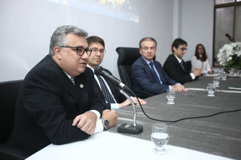 O procurador-geral do Estado, Ophir Cavalcante Junior, deu posse, na tarde da última segunda-feira (26), a seis novos procuradores do Estado, aprovados no 20º concurso público da Procuradoria Geral do Estado (PGE). O evento ocorreu no auditório do prédio-sede da instituição, em Batista Campos, Belém. Foram empossados Idemar Cordeiro Peracchi, Edson dos Santos Matoso, Ducival Carvalho Pereira Júnior, Giulliane Pinheiro Corrêa de Lima, Jobson de Oliveira Pereira e Arthur Marcel Batista Gomes. A cerimônia teve a presença do procurador-geral adjunto, Henrique Nobre Reis, do corregedor-geral da PGE, Paulo de Tarso Dias Klautau Filho, do presidente da Associação dos Procuradores do Estado, Ary Lima Cavalcanti (e), e de diversos procuradores do Estado, familiares e amigos dos empossados.
FOTO: THIAGO GOMES / AG. PARÁ
DATA: 27.03.2018
BELÉM - PARÁ <div class='credito_fotos'>Foto: Thiago Gomes /Ag. Pará | <a href='/midias/2018/originais/ae1911aa-35a7-4837-94b7-4fae87c3e63a.jpg' download><i class='fa-solid fa-download'></i> Download</a></div>