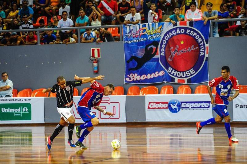 A Arena Guilherme Paraense foi palco de mais um grande evento esportivo na manhã deste domingo, 25. O futsal foi a modalidade que esteve em destaque na quadra da arena multiuso, durante amistoso entre as equipes do Corinthians (SP) e Shouse (PA). A partida terminou com o placar de 6 a 0 para o time paulista. De um lado, uma equipe veterana; de outro, um time estreante buscando mostrar a que veio, e conquistar a confiança da torcida paraense. Este foi o cenário do amistoso que levou cerca de 3 mil pessoas às arquibancadas do Mangueirinho. O jogo teve um primeiro tempo equilibrado, com as duas equipes mostrando qualidade. O time visitante abriu o placar; a equipe paraense buscou o gol de empate, mas não conseguiu. No segundo tempo a equipe corintiana marcou mais 5 gols, fechando a partida com o placar de 6 a 0.
FOTO:ASCOM /SEEL
DATA: 25.02.2018
BELÉM - PARÁ <div class='credito_fotos'>Foto: ASCOM SEEL | <a href='/midias/2018/originais/ae1bea00-3982-4fd0-a356-807f7e7a6306.jpg' download><i class='fa-solid fa-download'></i> Download</a></div>