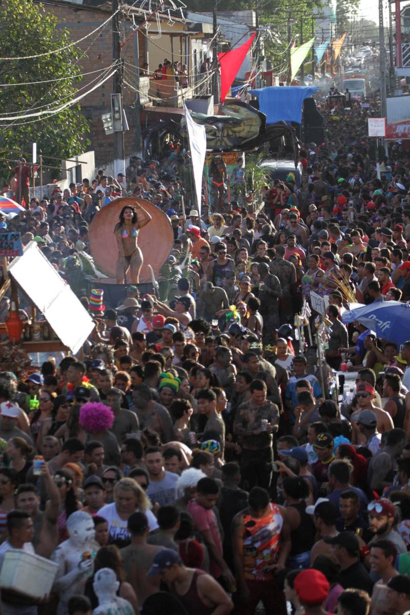 Em Curuçá, no nordeste do Estado, é do mangue que sai o caranguejo, sustento de muitas famílias, e a lama (Tijuco), matéria-prima da fantasia usada pelos brincantes do tradicional bloco carnavalesco "Pretinhos do Mangue". Neste domingo (11), segundo a organização do evento, mais de 17 mil pessoas entre brincantes e espectadores acompanharam o cortejo que teve início no Porto dos Pretinhos e seguiu pelas principais ruas do município até a praça da folia, na orla. O bloco nasceu no ano de 1989 a partir da frustração de dois amigos que foram ao mangue atrás de alimento, mas não conseguiram nenhum caranguejo. Então decidiram passar lama pelo corpo e saíram pela cidade em forma de protesto. "O mangue oferece o nosso caranguejo, mexilhão e camarão. É daqui que as famílias tiram seu sustento. Nossa intenção é aproveitar esse momento de alegria e passar essa mensagem de preservação", afirmou Edmilson Campos, mais conhecido como "Cafá", que está à frente do bloco há 18 anos.
FOTO: CRISTINO MARTIS / AG PARÁ
12.02.2018
CURUÇÁ - PARÁ <div class='credito_fotos'>Foto: Cristino Martins/Ag. Pará | <a href='/midias/2018/originais/ae24493e-36bc-4e03-89ac-1a4be5f3b2bb.jpg' download><i class='fa-solid fa-download'></i> Download</a></div>