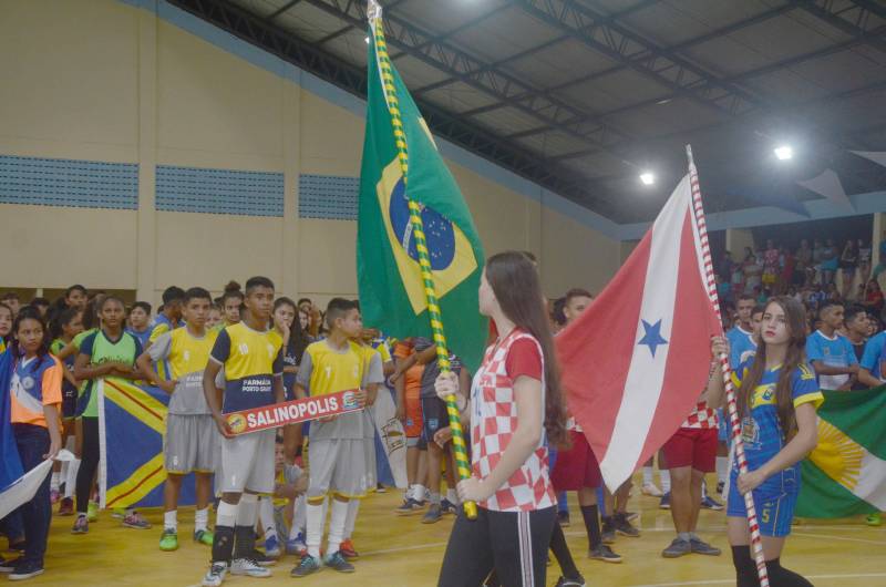 A cidade de Igarapé-Açu, no nordeste do Estado, sedia, até o próximo dia 20, a terceira etapa regional da 60ª edição dos Jogos Estudantis Paraenses (Jeps), uma ação esportivo-educacional que, ao longo de 60 anos propõe disseminar a cultura da paz e descobrir talentos esportivos. Cerca de 800 pessoas, entre atletas, professores e a comunidade participaram da cerimônia de abertura, nesta quarta-feira, 16, no ginásio Daniel Torres. Além de Igarapé-Açu, a terceira etapa também ocorre no município de Mocajuba.
FOTO: RAI PONTES / ASCOM SEDUC
DATA: 16.05.2018
IGARAPÉ-AÇU - PARÁ <div class='credito_fotos'>Foto: Rai Pontes/Ascom Seduc | <a href='/midias/2018/originais/ae247297-0a0f-4c11-956d-98bcd0f63c87.jpg' download><i class='fa-solid fa-download'></i> Download</a></div>