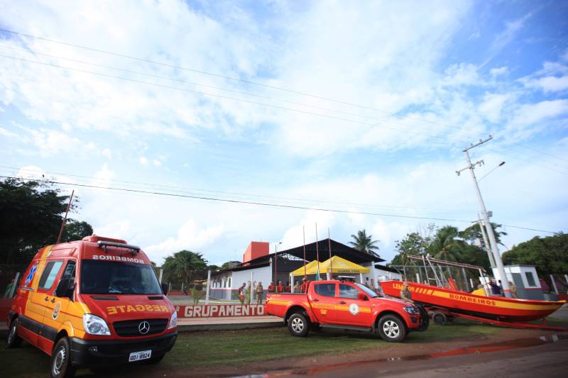 Moradores, comerciantes, militares e políticos da região da Ilha do Marajó comemoraram, nesta quarta-feira (24), junto ao governador Simão Jatene, a entrega do 18º Grupamento Bombeiro Militar, inaugurado hoje no município de Salvaterra. Quarenta e oito militares foram deslocados para o local, sendo 45 praças e três oficiais. O espaço conta com viaturas para atendimento a incêndios, salvamentos, resgates e uma lancha.O Coronel Antônio Zanelli, comandante geral do Corpo de Bombeiros, explicou a escolha do município para receber o grupamento. “Salvaterra foi escolhida estrategicamente para receber este quartel por ser a porta do Marajó. Salvaterra e Soure possuem forte apelo turístico. Antes, nosso tempo-resposta para a população daqui demorava até 1h30 minutos, já que vínhamos de Icoaraci, distrito de Belém. Agora a meta é atender o mais rápido possível os seis municípios da região do Marajó Ocidental”, explicou. Além de Salvaterra e Soure, a corporação atenderá os municípios de Cachoeira do Arari, Santa Cruz do Arari, Ponta de Pedras e Muaná.

FOTO: MÁCIO FERREIRA / AG PARÁ
DATA: 24.01.2018
SALVATERRA - PARÁ <div class='credito_fotos'>Foto: MÁCIO FERREIRA/ AG. PARÁ   |   <a href='/midias/2018/originais/ae292dca-5306-44df-83cf-82d41fac959f.jpg' download><i class='fa-solid fa-download'></i> Download</a></div>