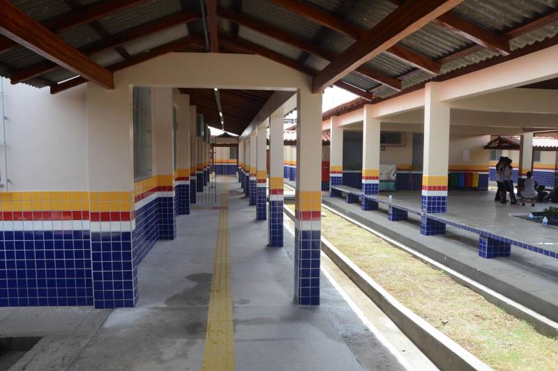 “A escola é um sonho”. Quem expressou esse sentimento foi o aluno do 3º ano do Ensino Médio, Renan Abreu, durante a entrega da obra de reforma e ampliação da Escola Estadual de Ensino Fundamental e Médio Emanuel Salgado Vieira, no município de Juruti, realizada na manhã desta quarta-feira (5), pela secretária de Estado de Educação, Ana Cláudia Serruya Hage. “Hoje recebemos a escola totalmente reformada e ampliada; já passamos por várias batalhas, lutamos para este sonho se tornar realidade, vivemos momentos difíceis, somos vitoriosos e teremos uma visão diferente da escola, estamos muito felizes e realizados”, complementa o estudante.

FOTO: FERNANDO NOBRE / ASCOM SEDUC
DATA: 05.12.2018
JURUTI - PARÁ <div class='credito_fotos'>Foto: FERNANDO NOBRE/ASCOM SEDUC   |   <a href='/midias/2018/originais/ae2d9d81-2aae-40c4-80cd-dc27f3a41d5e.jpg' download><i class='fa-solid fa-download'></i> Download</a></div>