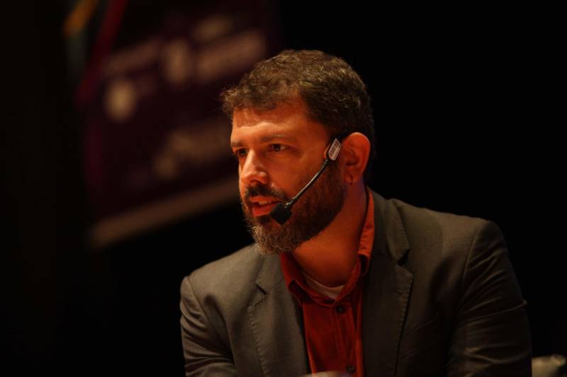 Publicom 2018. O Encontro de Comunicação ocorreu na segunda (11) e terça-feira (12), no Teatro do Sesi, em Belém, e reuniu centenas de participantes. O jornalista, historiador e escritor Pedro Doria (foto) também falou sobre o mundo digital, durante a palestra de encerramento da programação

FOTO: RODOLFO OLIVEIRA / AG. PARÁ
DATA: 12.06.2018
BELÉM - PARÁ <div class='credito_fotos'>Foto: Rodolfo Oliveira/Ag. Pará   |   <a href='/midias/2018/originais/ae38b25c-9a5a-47b3-957f-daad818fbc6c.jpg' download><i class='fa-solid fa-download'></i> Download</a></div>