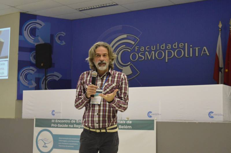 O autor do livro 'SAE Descomplicada - Sistematização da Assistência de Enfermagem' e doutor em Ciências pela Escola de Enfermagem da Universidade de São Paulo (USP), Marcelo Chanes (foto), foi o palestrante do III Encontro de Enfermagem dos Hospitais Públicos da Pró-Saúde na Região Metropolitana de Belém. O Encontro aconteceu nesta quarta-feira (4), no auditório da Faculdade Cosmopolita, no bairro da Marambaia, e reuniu 130 profissionais da área de enfermagem dos hospitais públicos Metropolitano de Urgência e Emergência (HMUE), Estadual Galileu (HPEG) e Oncológico Infantil Octávio Lobo, além de convidados dos dez hospitais geridos pela Pró-Saúde na capital e no interior do estado do Pará.
FOTO: ASCOM / HPEG
DATA: 04.07.2018
BELÉM - PARÁ <div class='credito_fotos'>Foto: ASCOM / HPEG | <a href='/midias/2018/originais/ae390c9c-41c5-4307-bce7-d40cf19a87f6.jpg' download><i class='fa-solid fa-download'></i> Download</a></div>