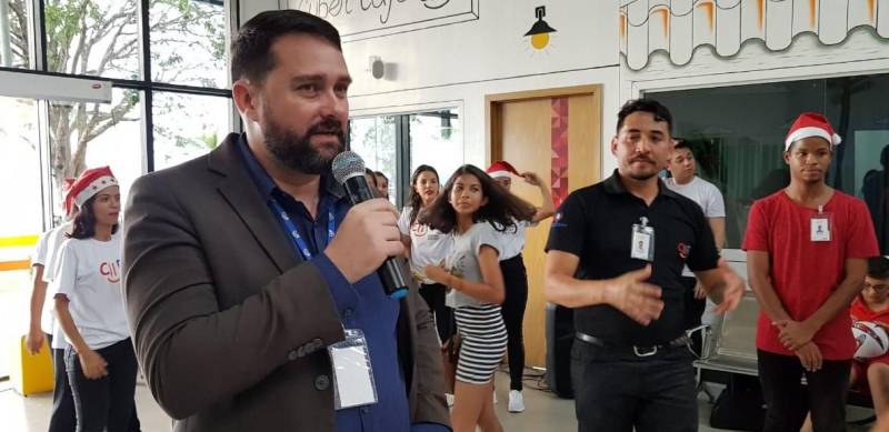 Muita emoção, alegria e diversão marcaram a confraternização de Natal promovida pelo Centro Integrado de Inclusão e Reabilitação (CIIR), que reuniu centenas de pessoas, no sábado (22). Com a participação de colaboradores, usuários e acompanhantes de pacientes, o evento antecipou o Natal de todos que integram o complexo, inaugurado este ano, e que presta assistência de alta complexidade para Pessoas com Deficiência (PcD) física, mental, intelectual, visual e auditiva. Sem esconder sua emoção, o gestor do Centro de Reabilitação, José Neto (foto), afirma que a primeira confraternização foi além da expectativa. “A emoção tomou conta dos colaboradores, usuários e/ou responsáveis. Foi um misto de harmonia, carinho e alegria que contagiou todos. As pessoas, as apresentações, a festa si, tudo teve muito amor envolvido, evidenciando o verdadeiro espírito de Natal. Aqui, a inclusão se faz plena e sem qualquer diferença".

FOTO: ASCOM / INDSH
DATA: 24.12.2018
BELÉM - PARÁ <div class='credito_fotos'>Foto: ASCOM / INDSH   |   <a href='/midias/2018/originais/ae3af75e-149f-4a8e-a927-a6f1571405f4.jpg' download><i class='fa-solid fa-download'></i> Download</a></div>