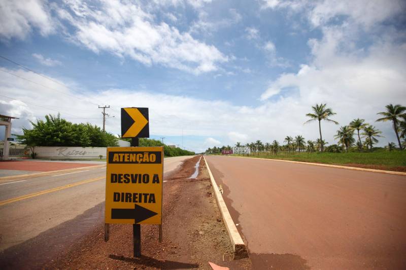 O motorista Ademir Silva, 53 anos, é condutor de ônibus no perímetro Salinópolis/Atalaia, no nordeste do estado. Ele comenta que sempre testemunhou os congestionamentos “quilométricos” que se formam nos períodos de férias na rodovia PA-444 (Estrada do Atalaia), que liga o município a sua mais frequentada praia. Agora, Ademir comemora o trabalho de duplicação da rodovia, que alcançou 80% das obras de drenagem. O prazo máximo para a conclusão das obras de restauração e duplicação da PA-444, que ligam a PA-124 e a sede do município a Praia do Atalaia, é o mês de janeiro de 2019. O custo do investimento é de R$ 17.897.41,08. “Sem dúvida vai melhorar em 70% o trânsito, já que andar por aqui, nos feriados, é uma briga constante”, comenta. Além da duplicação da rodovia, o projeto prevê a criação de um canteiro central, ciclovia iluminada nos dois sentidos da pista e diversas travessias para pedestres com semáforos temporizados, trazendo beleza, conforto e segurança à população em geral.
FOTO: IGOR BRANDÃO / AG. PARÁ
DATA: 19.04.2018
SALINÓPOLIS - PARÁ <div class='credito_fotos'>Foto: IGOR BRANDÃO / AG. PARÁ | <a href='/midias/2018/originais/ae3f9c10-f6b1-4d95-be63-3888ba0ab681.jpg' download><i class='fa-solid fa-download'></i> Download</a></div>