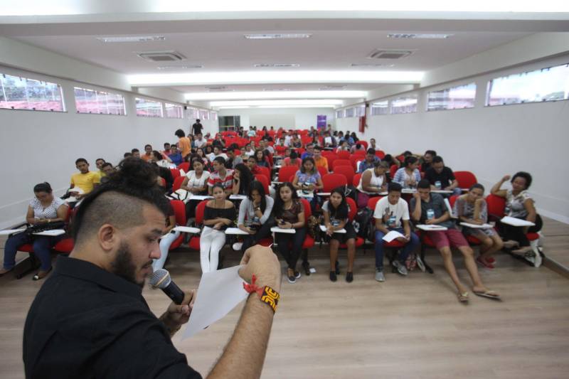 A terceira edição do Publicom – Encontro de Comunicação do Pará deste ano, realizada no município de Breves, no arquipelágo do Marajó, superou as expectativas de público. Com a presença de estudantes de ensino médio, comunicadores, representantes de órgãos públicos e instituições do Marajó, foram registradas cerca de 350 inscrições, com destaque para participação de moradores de Portel, Curralinho e Anajás. Durante a programação do evento realizado pelo Governo do Estado, por meio da Secretaria de Estado de Comunicação (Secom), nos dias 17 e 18, houve trocas de experiências e debates sobre cerimonial, design, mídia e feminicídio, direitos de crianças e adolescentes, credibilidade da informação. Os livros arrecadados no credenciamento – um total de 170 exemplares - serão doados ao Hospital Público Regional do Marajó. Na foto, oficina i “Design para quem não é designer” com o publicitário Filipe Almeida.
FOTO: MARCELO LELIS / AG. PARÁ
DATA: 18.05.2018
BELÉM - PARÁ <div class='credito_fotos'>Foto: Marcelo Lelis / Ag. Pará | <a href='/midias/2018/originais/ae499ae4-cba1-4ed0-8562-27d49ac47ca7.jpg' download><i class='fa-solid fa-download'></i> Download</a></div>