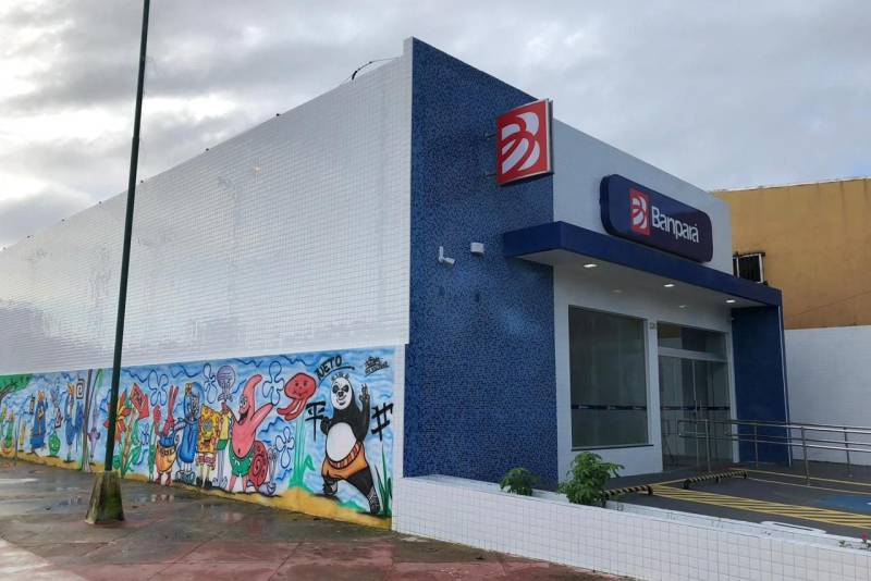 O Banco do Estado do Pará (Banpará) inaugurou na manhã desta segunda-feira (17), as novas instalações da agência de Breves (foto), município localizado no Arquipélago do Marajó. O Banco está presente na cidade desde 1976 e, hoje, disponibilizou aos seus clientes e usuários um novo espaço com mais conforto e tecnologia de ponta. As novas dependências da Agência atendem às exigências de acessibilidade, além de contar com mobiliário e equipamentos com requisitos de fácil acesso. Na cerimônia de inauguração estiveram presentes o diretor Jorge Antunes da Diretoria Comercial e Fomento, autoridades, funcionários e clientes. Jorge Antunes destacou durante o discurso de inauguração que em 2018 a prioridade do Banpará foi a de padronizar e/ou revitalizar as agências já existentes. “Este ano entregamos nove instalações completamente revitalizadas. Dentre as nossas prioridades, está a melhoria do acesso às nossas agências. Os novos espaços contribuem significativamente com a celeridade, comodidade e qualidade dos serviços disponibilizados aos clientes e usuários”, disse o diretor.

FOTO: ASCOM / BANPARÁ
DATA: 17.12.2018
BREVES - PARÁ <div class='credito_fotos'>Foto: Ascom Banpará   |   <a href='/midias/2018/originais/ae513952-a302-4583-b117-2cb9e973687a.jpg' download><i class='fa-solid fa-download'></i> Download</a></div>
