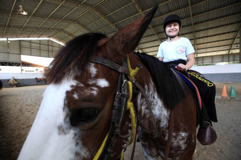 “Quando recebi a indicação de terapeutas e médicos de que meu filho autista deveria fazer equoterapia, não imaginava que conquistaríamos resultados tão maravilhosos, que ele começaria a interagir, perder o medo dos animais, melhorar a postura e ter mais autonomia”. O depoimento emocionado é de Isabel Melo, mãe de João Vitor, de 10 anos (foto), paciente do Programa de Equoterapia, realizado pela Polícia Militar do Pará.
FOTO: MÁCIO FERREIRA / AG. PARÁ
DATA: 02.04.2018
BELÉM - PARÁ <div class='credito_fotos'>Foto: MÁCIO FERREIRA/ AG. PARÁ | <a href='/midias/2018/originais/ae64ab9a-7bc4-426c-a049-a80016109f3f.jpg' download><i class='fa-solid fa-download'></i> Download</a></div>