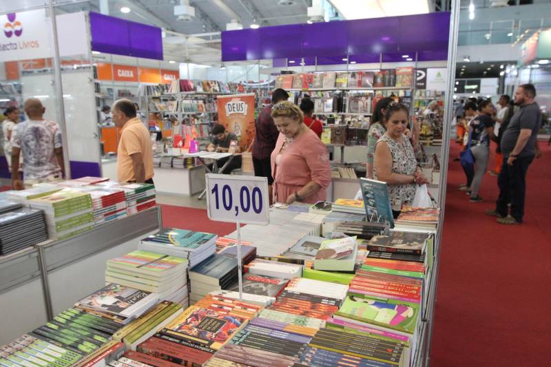 Quarto dia da  XXII Feira Pan-Amazônica do Livro, no Hangar Centro de Convenções da Amazônia, em Belém. 

 FOTO: CRISTINO MARTINS / AG. PARÁ 
DATA: 03.06.2018 
BELÉM - PARÁ <div class='credito_fotos'>Foto: Cristino Martins/Ag. Pará   |   <a href='/midias/2018/originais/ae68bd28-8013-4d8d-8664-e9d58a24921c.jpg' download><i class='fa-solid fa-download'></i> Download</a></div>