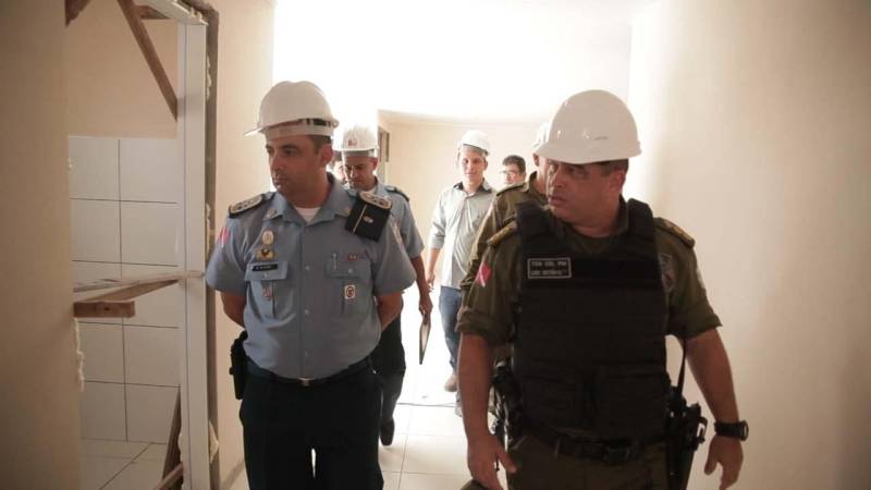 No início de junho está prevista a entrega da primeira etapa das obras de reforma do prédio histórico do 2º Batalhão da Polícia Militar (BPM), localizado na esquina da avenida Assis de Vasconcelos com a travessa Gaspar Viana, bairro Reduto. Na manhã desta sexta-feira (18), o comandante geral da PM, coronel Hilton Benigno, acompanhado do coronel Luiz Otávio e de equipe técnica, visitou as obras de engenharia da unidade onde será instalado a nova sede do 2º Batalhão, que abrange bairros como Campina, Cidade Velha e Reduto. O prédio é tombado pelo Instituto do Patrimônio Histórico e Artístico Nacional (Iphan). “Estamos inspecionando o serviço que já está 90% concluído. Nosso cuidado é por se tratar de um prédio histórico, mas também por conta das instalações a serem oferecidas aos nossos militares”, disse o coronel, que percorreu toda a área física do novo espaço que irá comportar, dentre outras instalações, alojamentos, almoxarifado, auditório e reserva técnica.

FOTO: ASCOM / POLÍCIA MILITAR
DATA: 18.05.2018
BELÉM - PARÁ <div class='credito_fotos'>Foto: Ascom Polícia Militar   |   <a href='/midias/2018/originais/ae739463-39a7-44e3-a02c-b4674aca392c.jpg' download><i class='fa-solid fa-download'></i> Download</a></div>
